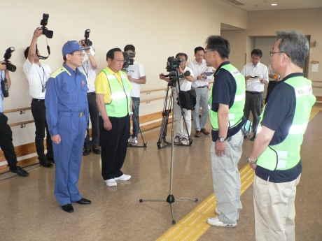 出発式で決意表明する岸本隊長